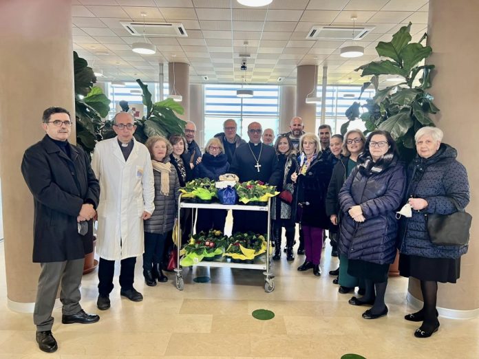 Alcuni partecipanti alla Giornata per la vita con il vescovo La Placa ieri al Giovanni Paolo II di Ragusa
