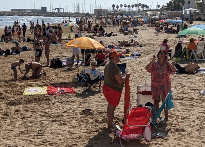 La spiaggia di Marina di Ragusa ieri e il porto turistico sullo sfondo