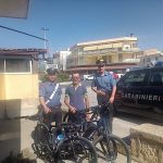 i carabinieri e il proprietario del negozio di bici