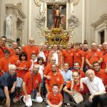 Il parroco con il simulacro e i portatori 2023