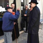 IL VESCOVO INCONTRA LE PERSONE AL BAR r