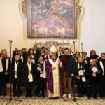 VESCOVO CON LA CORALE PARROCHIALE REGINA COELI r