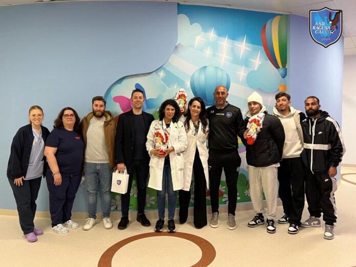 Il gruppo azzurro con il personale di Pediatria