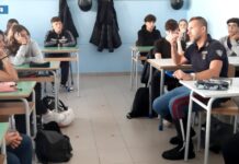 Un poliziotto tra i banchi di scuola