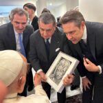 i responsabili di banco BPM donano mosaico a Papa Francesco