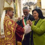 Il vescovo si contratula con la Schembari
