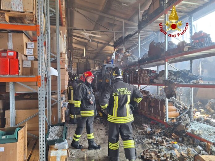 incendio 2 capannone zona industriale ragusa