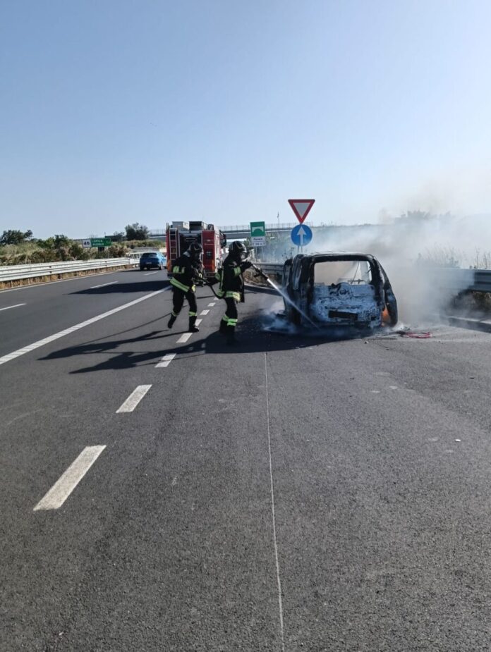 incendio auto autostrada svincolo ispica