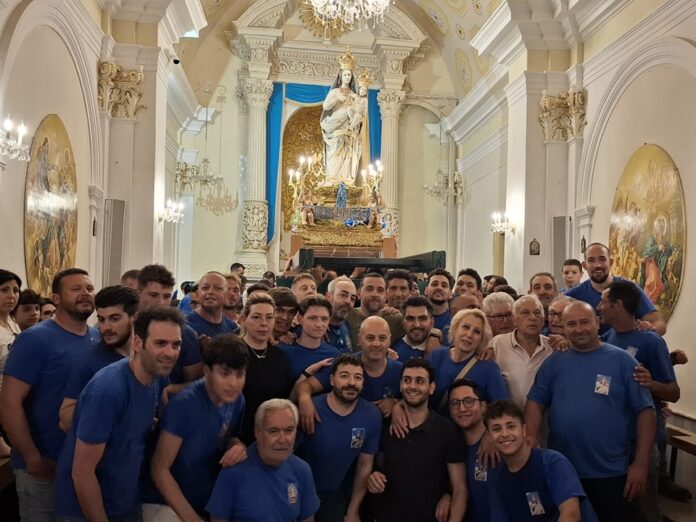 La Madonna delle Grazie e i portatori all'arrivo nella chiesetta