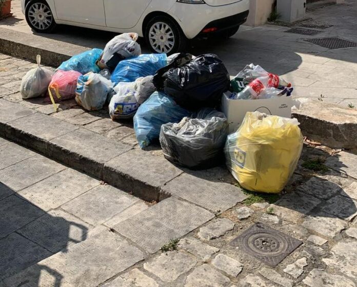 scicli, rifiuti in strada