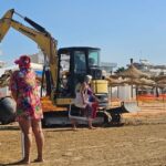 piaggia pietre nere con ruspe