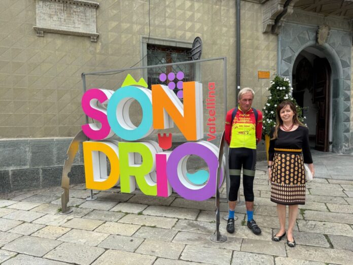 Leonardo Cavazzi con l'assessore alla Cultura di Sondrio, Marcella Fratta