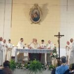 Un momento della celebrazione con il vescovo