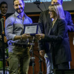 Il pianista Giuseppe Blanco riceve il premio da Rossana Luttazzi
