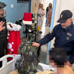 CONSEGNA SPECIALE DEL ROBOT DELLA SQUADRA ARTIFICIERI DELLA POLIZIA DI STATO AI PICCOLI PAZIENTI DEI REPARTI DI PEDIATRIA DEL POLICLINICO E DEL GARIBALDI. (3)