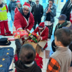 DONI E SORRISI IN OSPEDALE NELLA VIGILIA DI NATALE LA POLIZIA DI STATO INCONTRA I PICCOLI DEGENTI DEL REPARTO DI ONCOEMATOLOGIA (5)