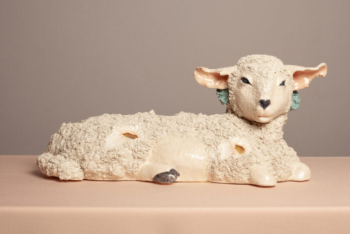 Fabio Ricciardiello, Noli me Tangere, Semirefrattaria decorata e cristallinata, inserto di pizzo ceramico, imbottitura in tessuto oro cangiante,