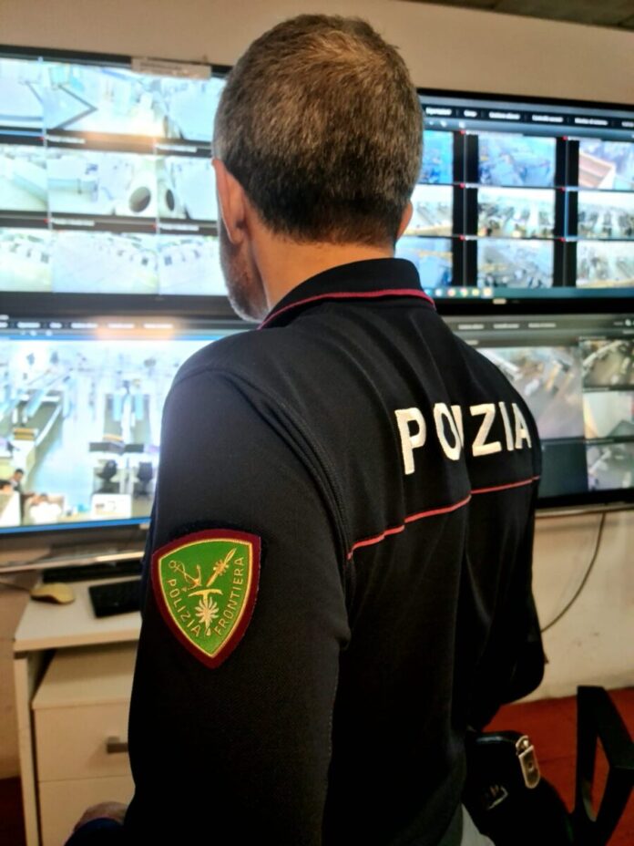 RUBA LO SMARTWATCH AD UN PASSEGGERO IN AEROPORTO, 52ENNE INDIVIDUATO E DENUNCIATO DALLA POLIZIA DI STATO