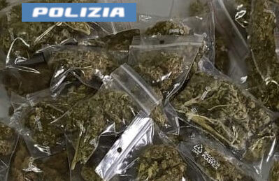 FIDANZATI IN VACANZA A CATANIA, SORPRESI A SPACCIARE VICINO ALLA STAZIONE 27ENNE E 22ENNE DI TRECASTAGNI ARRESTATI DALLA POLIZIA DI STATO