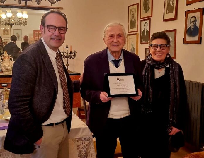 La consegna della targa alla carriera