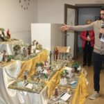 Bibbia expo Ragusa – marzo 2025 – 10 – il pastore Daniele Passaretta guida la visita alla mostra