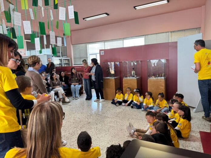 bambini in biblioteca