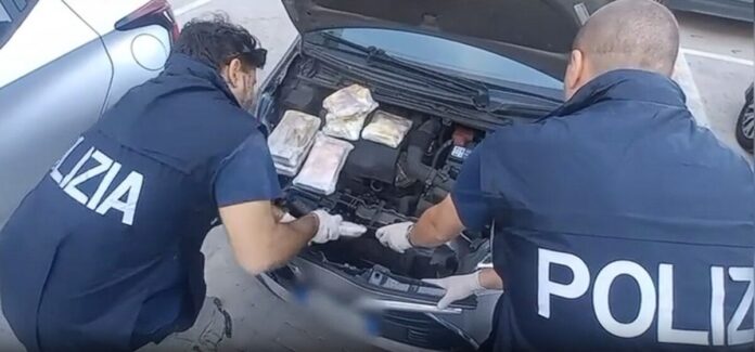 INTERCETTATI IN AUTOSTRADA CON 27,7 KG DI STUPEFACENTI TRA COCAINA E HASHISH CORRIERI DELLA DROGA ARRESTATI DALLA POLIZIA DI STATO 1