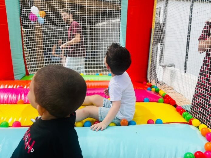 attività per bambini in una struttura Csr