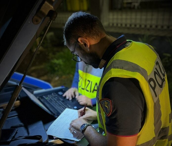 INCENDIA RIFIUTI VICINO ALLA STATALE 417 IN TERRITORIO DI RAMACCA PIROMANE ARRESTATO DALLA POLIZIA DI STATO (2)