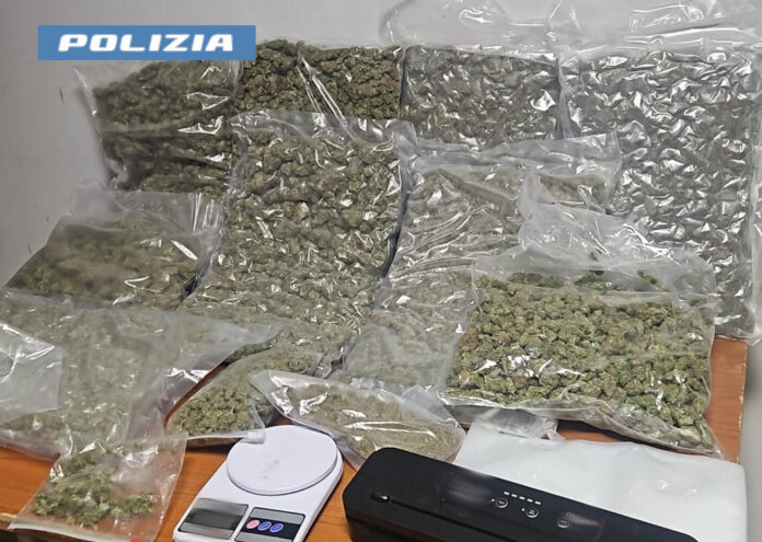SCOPERTO DALLA POLIZIA DI STATO UN DEPOSITO DI DROGA. ARRESTATO UN GIOVANE 21ENNE CON 10 KG DI STUPEFACENTI NELL’ARMADIO DELLA CAMERA DA LETTO