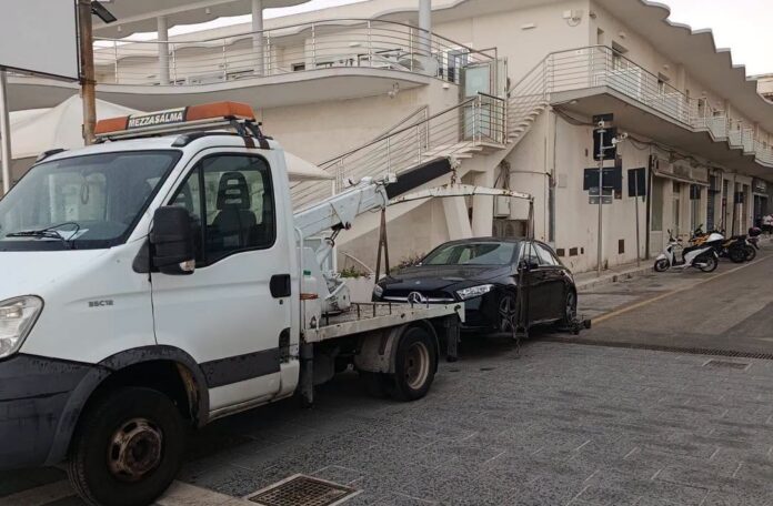 Auto in piazza, sequestro