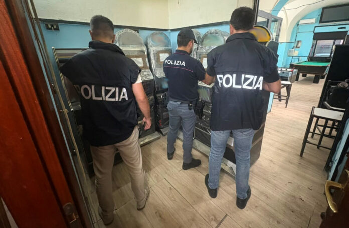 - CONTRASTO AL GIOCO ILLEGALE, SEQUESTRATI DALLA POLIZIA DI STATO 6 APPARECCHI DA GIOCO NON CONFORMI. SANZIONI PER OLTRE 300 MILA EURO