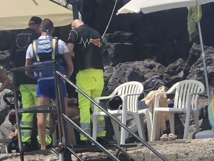 LA POLIZIA DI STATO TRAE IN SALVO UNA TURISTA CHE SUL MATERASSINO E’ STATA TRASPORTATA DALLA CORRENTE DA CAPOMULINI ALLA TIMPA DI ACIREALE. RINTRACCIATA DOPO TRE ORE