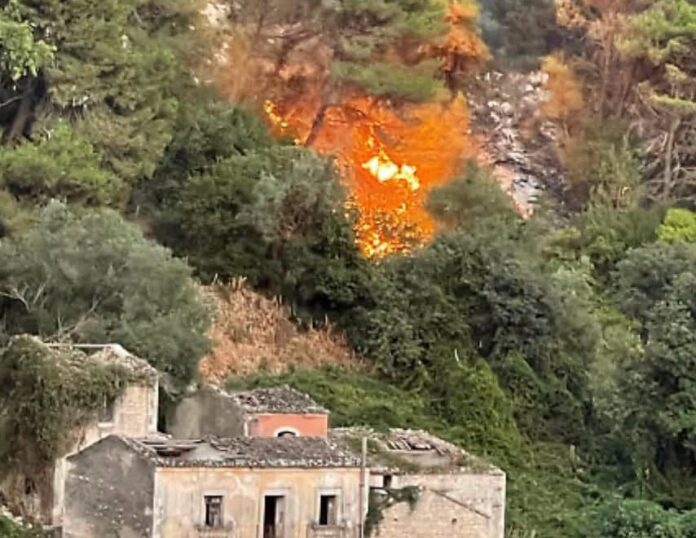 Modica, incendio Monserrato