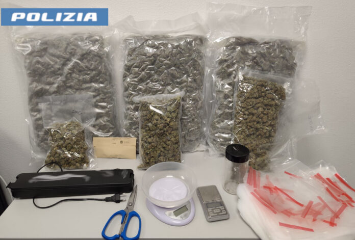 NASCONDEVA LA DROGA NELLA LAVATRICE 34ENNE ARRESTATO DALLA POLIZIA DI STATO. DETENEVA 4 CHILI DI MARIJUANA