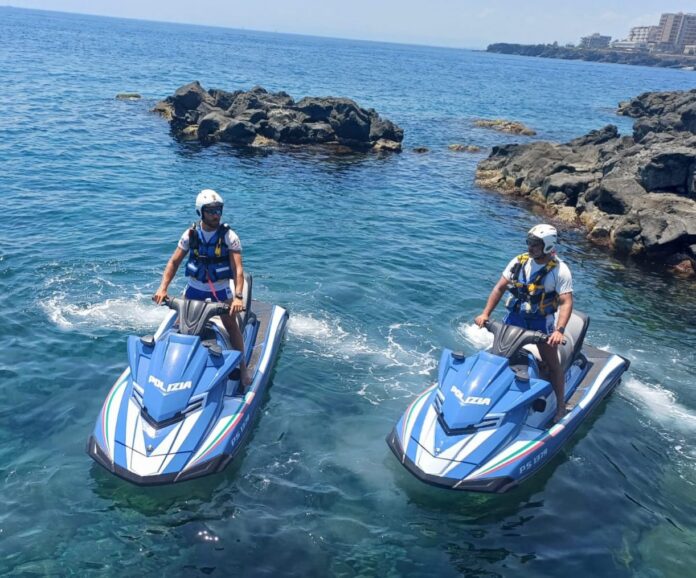 - PATTUGLIAMENTO DELLE “VOLANTI DEL MARE” DELLA POLIZIA DI STATO DALLA PLAYA ALLA SCOGLIERA IRREGOLARITA’ IN 4 LIDI E NAVIGAZIONE SOTTO COSTA. SANZIONI PER 8.500 EURO 1