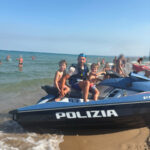 – PATTUGLIAMENTO DELLE “VOLANTI DEL MARE” DELLA POLIZIA DI STATO DALLA PLAYA ALLA SCOGLIERA IRREGOLARITA’ IN 4 LIDI E NAVIGAZIONE SOTTO COSTA. SANZIONI PER 8.500 EURO 2