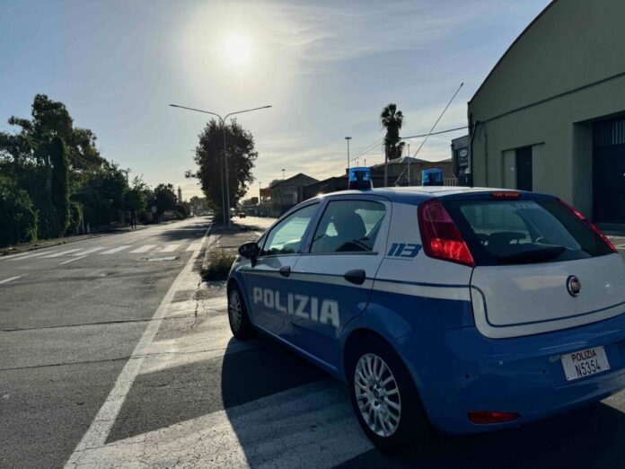 SORPRESO A GUIDARE SENZA PATENTE SPERONA PER 2 VOLTE L’AUTO DELLA POLIZIA PER SFUGGIRE AL CONTROLLO 39ENNE ARRESTATO DALLA POLIZIA DI STATO