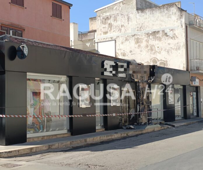 Vittoria, incendio negozio
