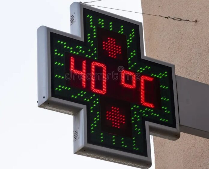 termometro-stradale-di-una-farmacia-gradi-celsius-che-contrassegna-estate-283541541