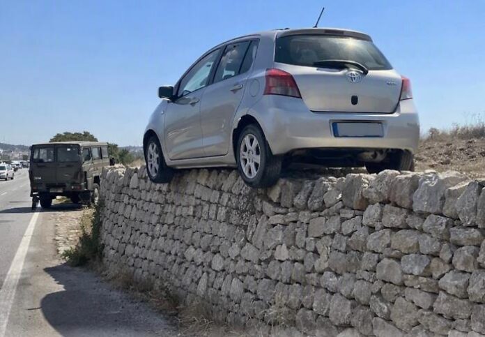 Auto_Zimmardo-1786709826570.jpg-modica_pozzallo__auto_vola_fuori_strada_e_resta_sospesa_su_un_muro_a_secco