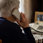 anziani, telefono Immagine I.A.