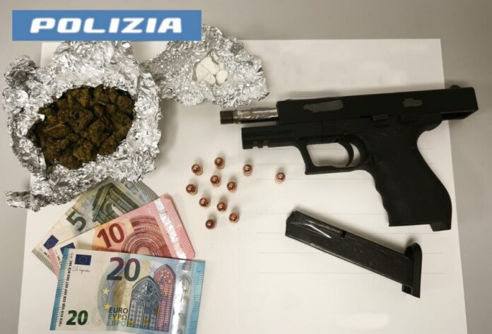 FERMATO DAI POLIZIOTTI PER UN CONTROLLO, TIRA FUORI UNA PISTOLA CLANDESTINA DISARMATO E ARRESTATO DALLA POLIZIA DI STATO