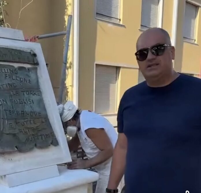 Muraglie davanti alla Stele per le Vittime di mafia