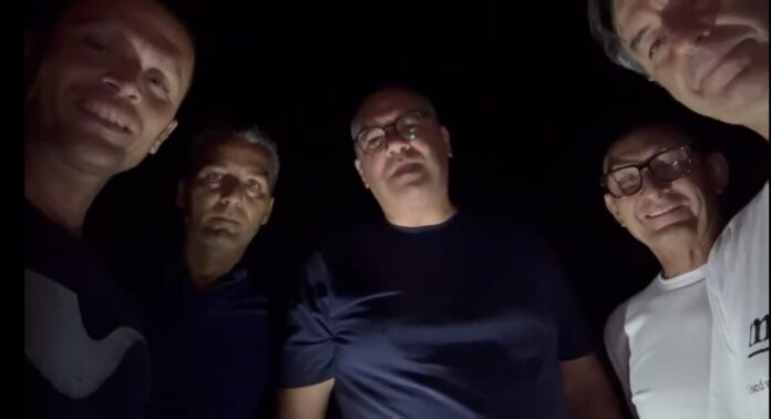 Ispica, Sindaco di notte in spiaggia per spostare pietre