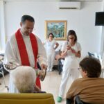 La reliquia con gli anziani di San Pio X