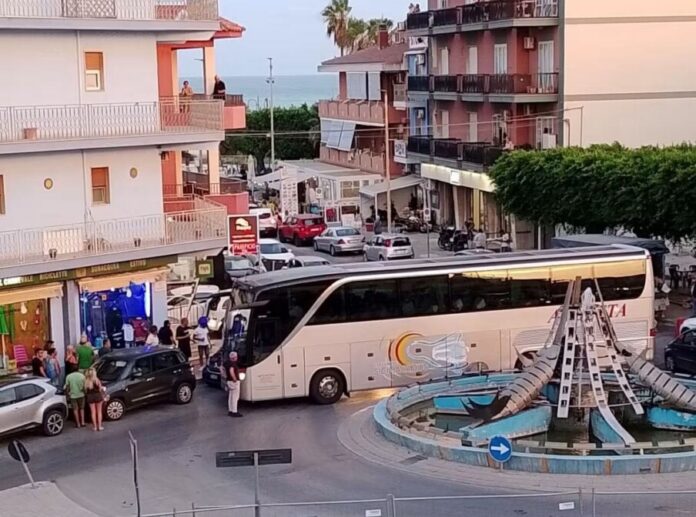 Pozzallo, bus bloccato