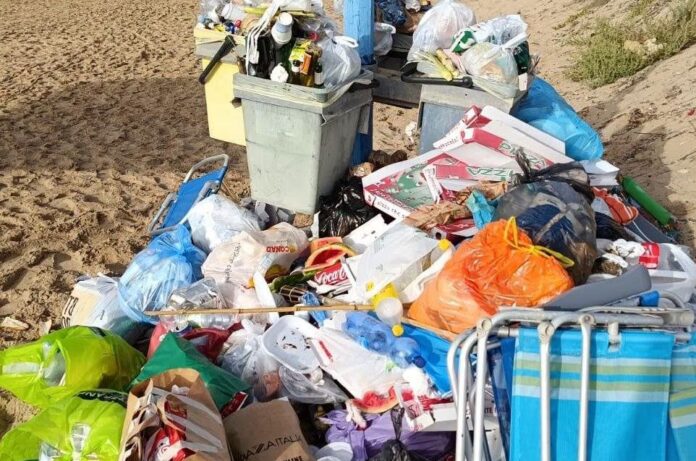 discarica abusiva in spiaggia, S Croce