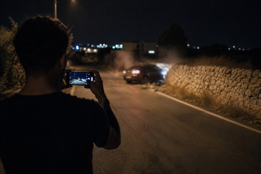 incidente, persona che fa video I.A.
