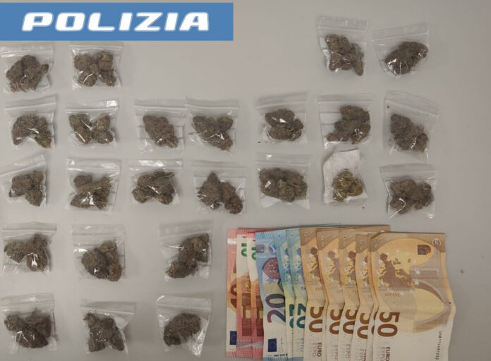DELIVERY DELLA DROGA, ARRESTATO DALLA POLIZIA DI STATO PUSHER 24 ENNE IN CASA AVEVA OLTRE 20 DOSI DI MARIJUANA PRONTE PER ESSERE VENDUTE